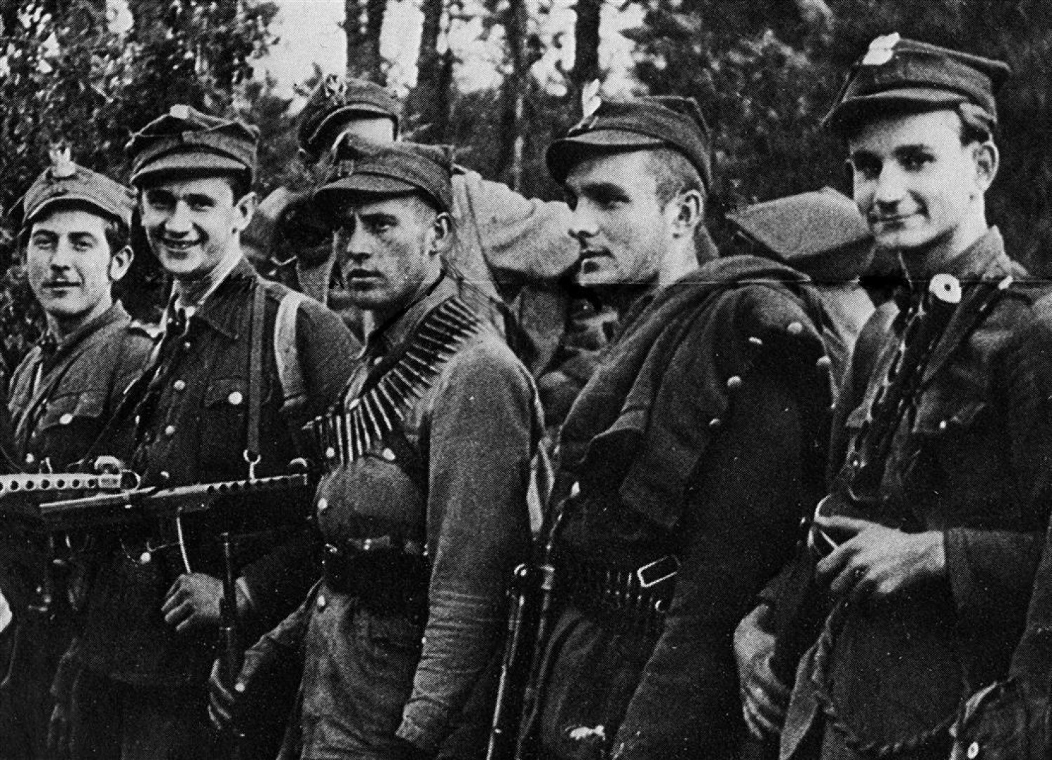 Soldats de la résistance polonaise, Armia Krajowa ou AK en 1944.
